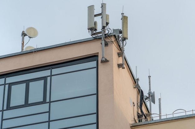 Nuove antenne GSM sul tetto di un edificio per la trasmissione del segnale 5g sono pericolose per la salute Inquinamento da radiazioni dell'ambiente attraverso i ripetitori La minaccia di estinzione della popolazione