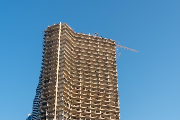 Nuove case plurifamiliari contro il cielo blu