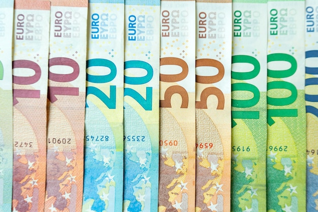 Nuove e belle banconote in euro multicolori sparse sulla superficie Concetto di denaro Concetto di ricchezza Banconote europee multicolori con diversi titoli sullo sfondo Closeup
