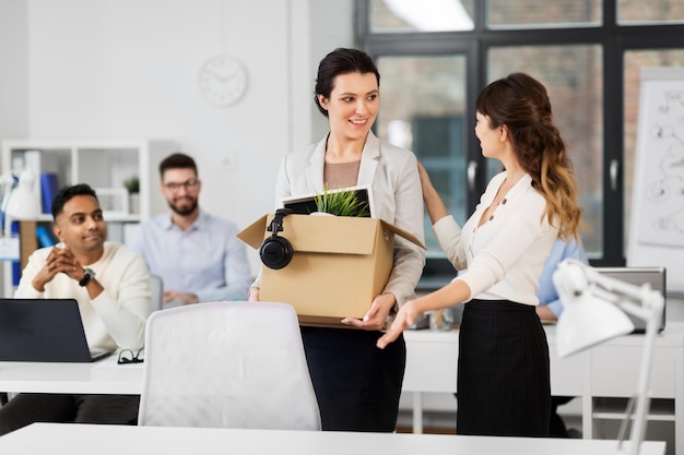 Nuove impiegate che incontrano colleghi in ufficio