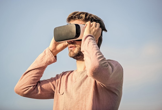 Nuove innovazioni uomo indossare occhiali VR wireless uomo sexy sfondo cielo occhiali vr creare il proprio business Futuro digitale e innovazione realtà maschile Futuro tecnologia ragazzo occhiali per realtà virtuale