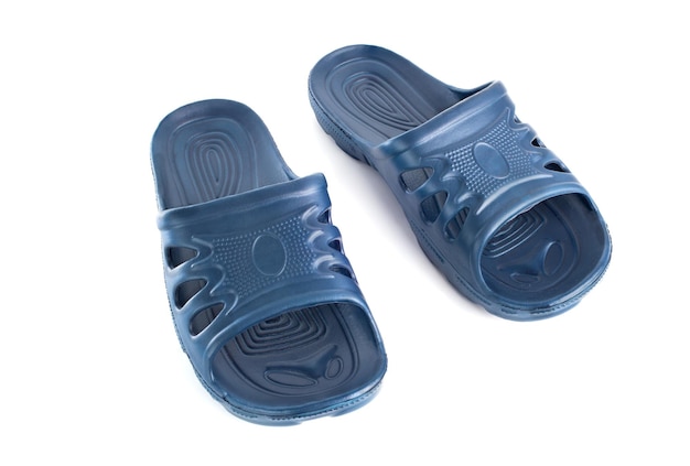 Nuove pantofole in gomma blu isolate su sfondo bianco
