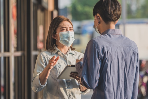 Nuove persone normali che indossano mascherine protettive per il coronavirus