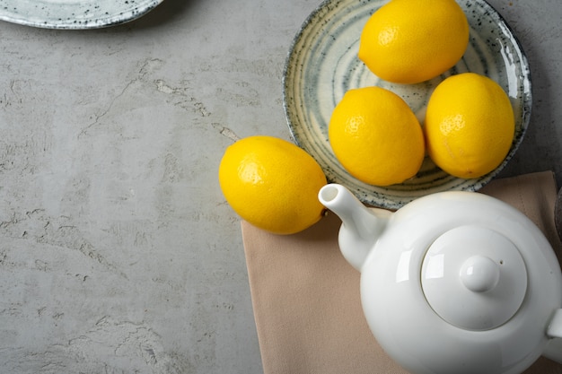 Nuove stoviglie in ceramica con diversi limoni per la decorazione