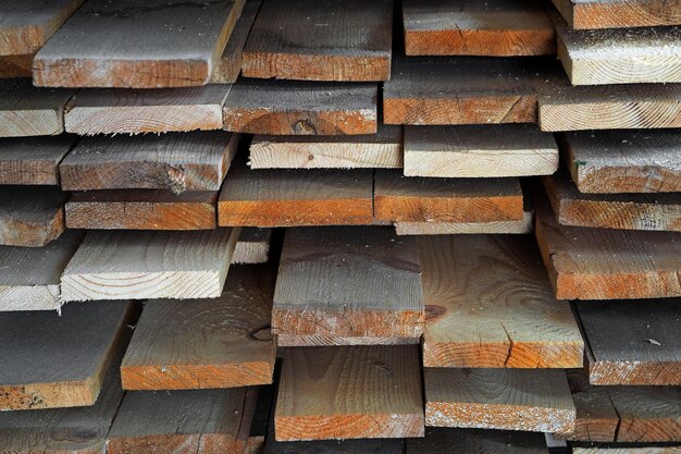 Nuove tavole di legno piallate accatastate in segheria Approvvigionamento e vendita di materiale da costruzione Legno secco Lavorazione del legno Sfondo