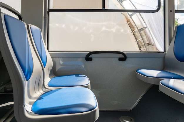 Nuovi comodi sedili all'interno di un moderno autobus pubblico Sedili sul bus per anziani con disabilità e passeggeri con bambini Sedili speciali per alcune categorie di passeggeri