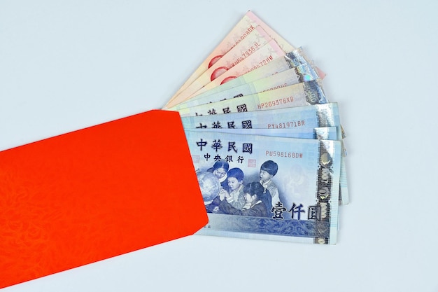 Nuovi dollari di Taiwan in buste rosse