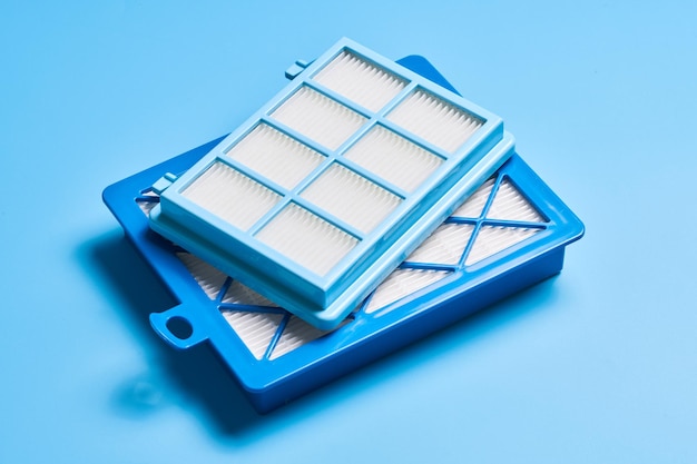 Nuovi filtri dell'aria per polvere pulita per aspirapolvere isolati su sfondo blu