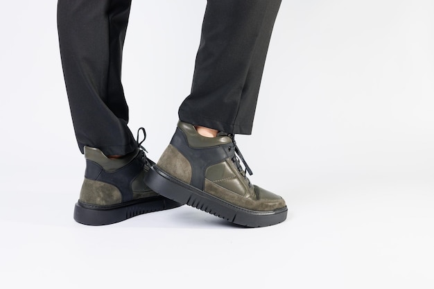 Nuovi stivali autunnali da uomo alla moda realizzati in vera pelle, calzature da uomo su sfondo bianco. Scarpe da uomo invernali 2022
