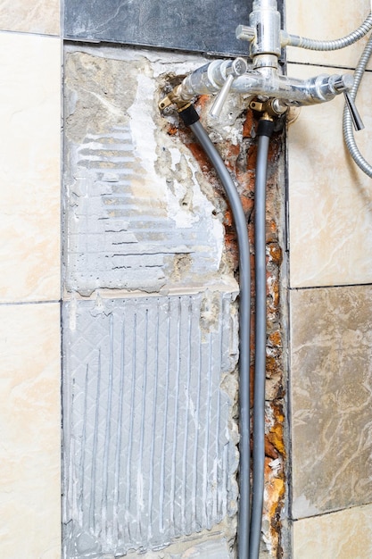 Nuovi tubi dell'acqua collegati al vecchio rubinetto della doccia