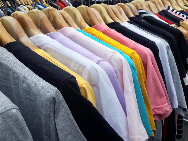 Nuovi vestiti colorati in un negozio
