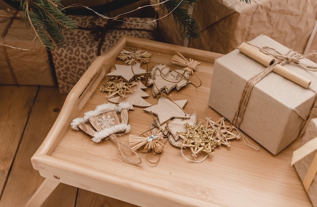 Nuovo anno 2023 2024 stanza natale ohouse tonalità beige decorate per le feste Tanti regali sotto l'albero di Natale e lampadine vassoio beige con dolci di Capodanno atmosfera di comfort casa vacanza
