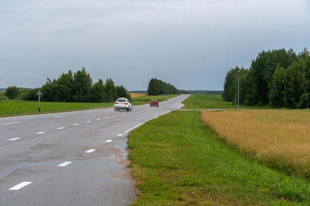 Nuovo asfalto moderno nelle aree rurali Condizioni di alta qualità per lo sviluppo del business nel settore del trasporto merci e della logistica