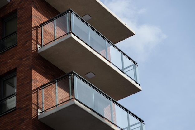 Nuovo balcone immobiliare moderno con pareti in mattoni