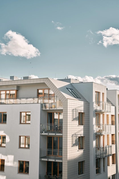 Nuovo complesso di appartamenti moderno Complesso di appartamenti europeo a pochi piani con strutture all'aperto