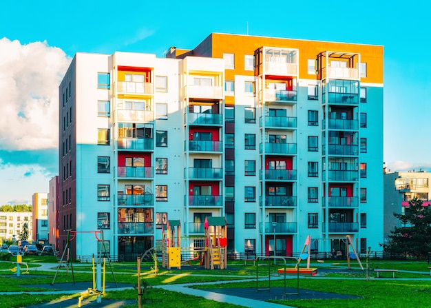 Nuovo condominio e concetto di complesso di edifici domestici. Strada con parco giochi per bambini.