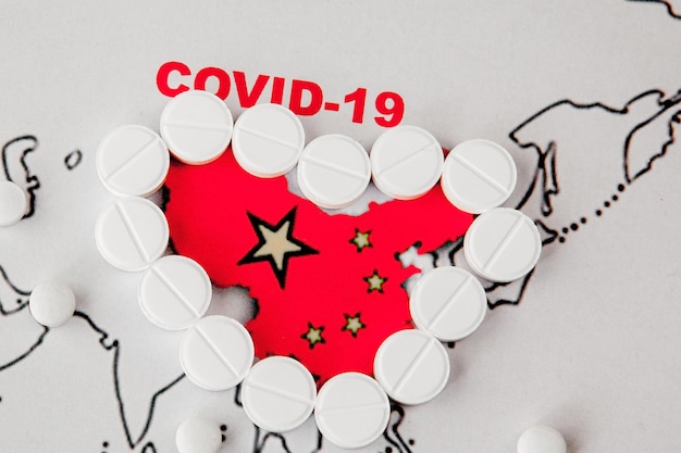 Nuovo coronavirus 2019 da Wuhan Cina chiamato Covid19 Prevenzione del pericolo epidemico Concetto di trattamento vaccinale maschera facciale pillole antibiotiche siringhe