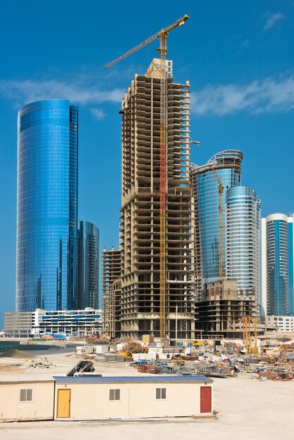 Nuovo distretto di Abu Dhabi con la costruzione di grattacieli. Emirati Arabi Uniti