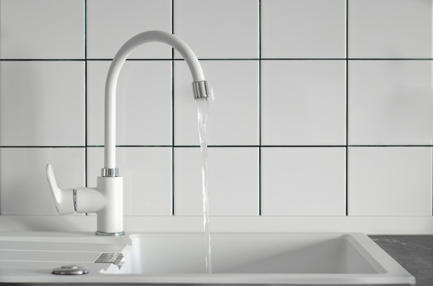 Nuovo e moderno rubinetto da cucina bianco