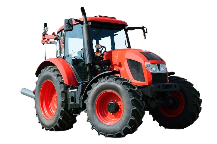 Nuovo e moderno trattore agricolo generico rosso isolato su sfondo bianco