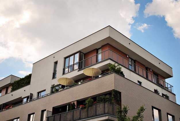 Nuovo edificio di appartamenti in una giornata di sole moderna architettura residenziale moderna multifamiliare