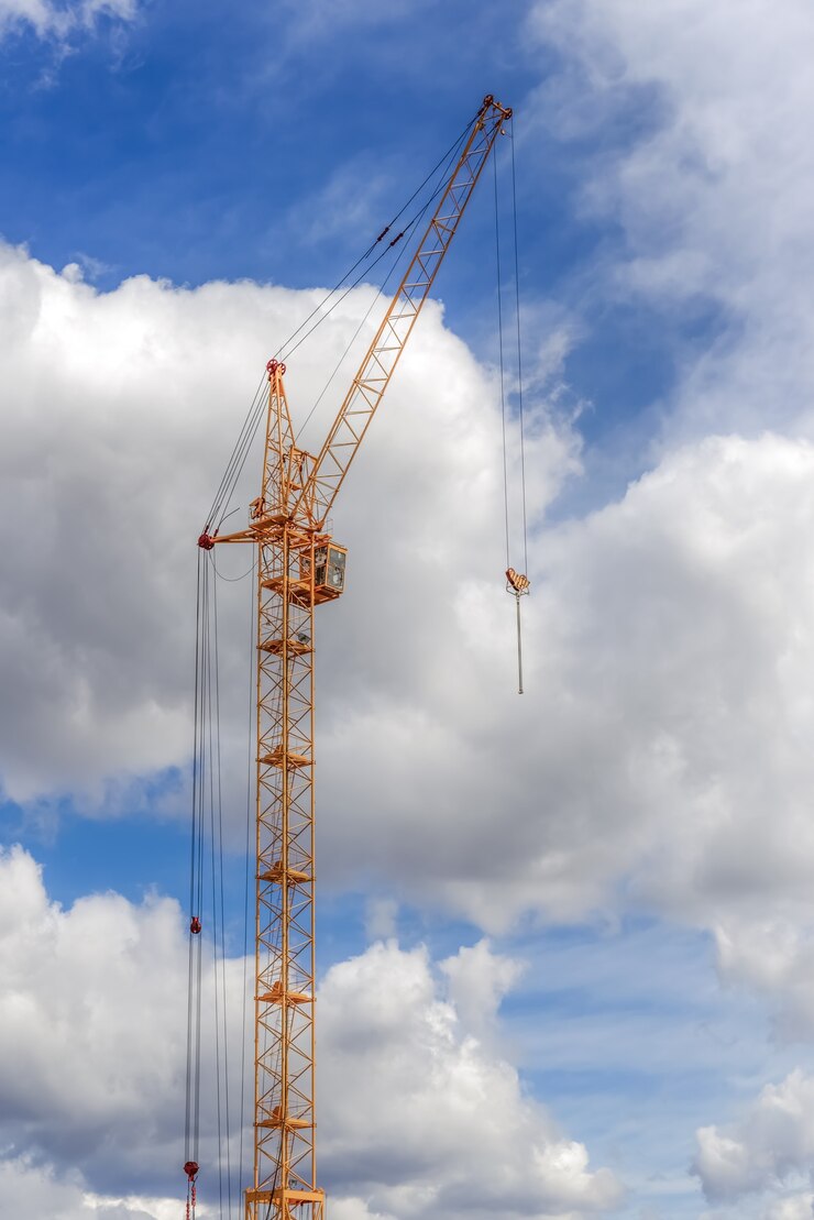 Nuovo edificio residenziale e gru a torre
