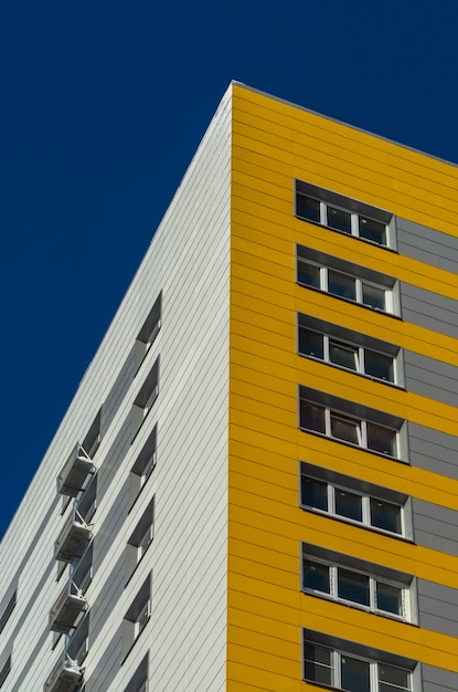 Nuovo edificio residenziale multipiano giallo a molti piani