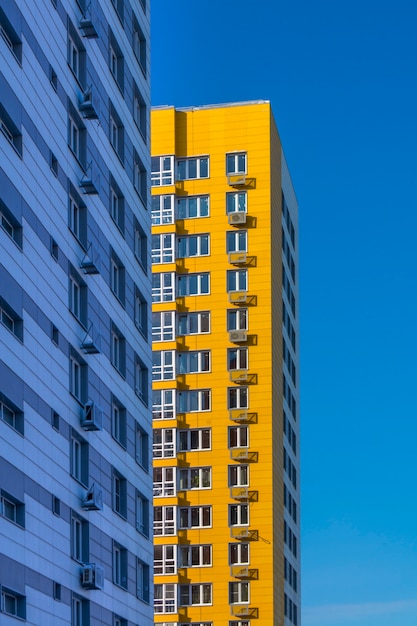 Nuovo edificio residenziale multipiano giallo a molti piani