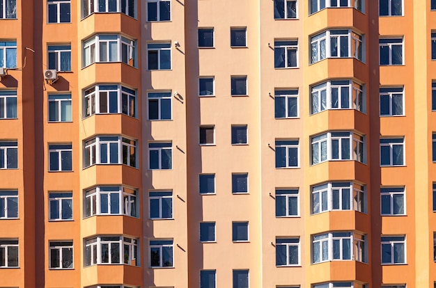 Nuovo grattacielo multifamiliare edificio residenziale vista frontale