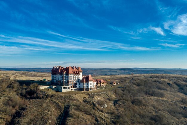 Nuovo hotel in cima alla montagna