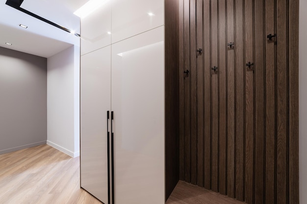 nuovo interno luminoso in un appartamento con una parete scura di legno nella striscia