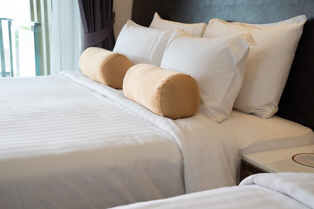Nuovo letto e cuscino in camera da letto al resort Thailandia