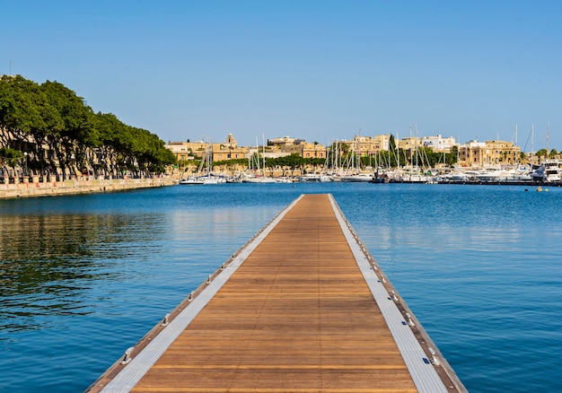 Nuovo molo galleggiante nel golfo di Pietà a Malta