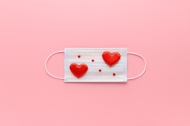 Nuovo normale concetto di San Valentino. Maschera facciale medica decorata