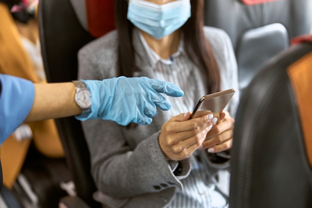 Nuovo ordine in aereo. La donna è seduta in maschera prima di volare