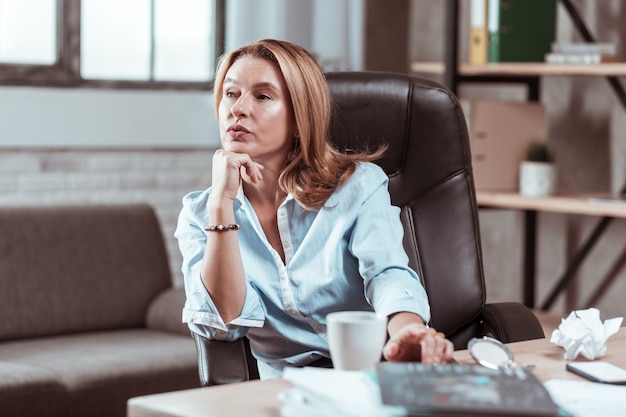 Nuovo piano aziendale. Donna d'affari preoccupata e pensierosa sul nuovo piano aziendale thinking