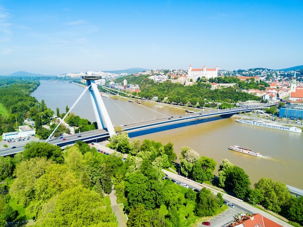 Nuovo ponte di SNP attraverso la vista panoramica aerea del fiume Danude a Bratislava. Bratislava è una capitale della Slovacchia.