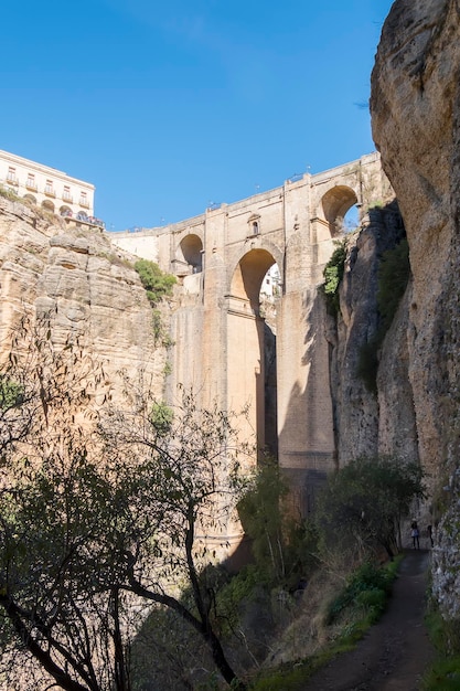 Nuovo ponte sul fiume Guadalevin a Ronda Malaga Spagna Punto di riferimento popolare la sera