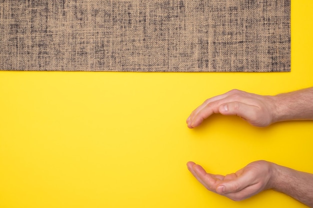 Nuovo tappetino da yoga su sfondo giallo colorato Man mano mostra di piccole dimensioni