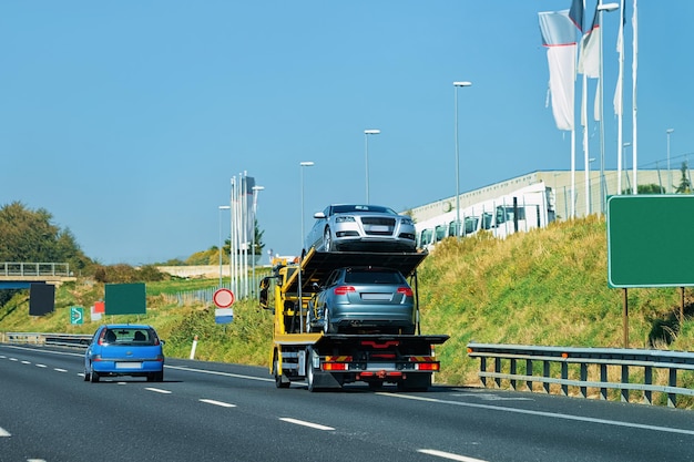 Nuovo vettore di auto sulla strada. Camion bisarca