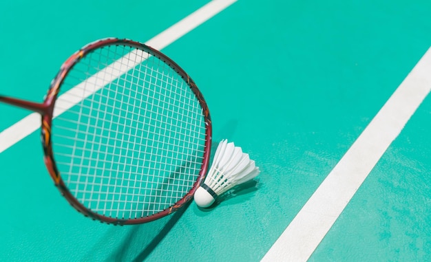 Nuovo volano sul campo da gioco del badminton verde