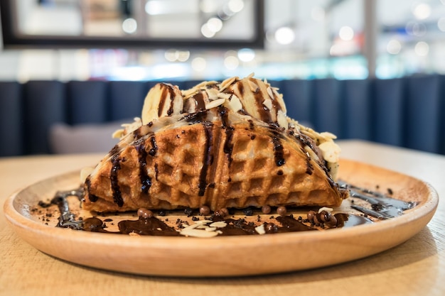 Nutella Puff Parfait alla banana con cioccolato su vassoio