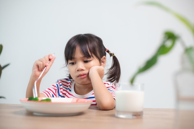 Nutrizione abitudini alimentari sane per il concetto di bambini Ai bambini non piace mangiare le verdure La piccola ragazza carina si rifiuta di mangiare verdure sane