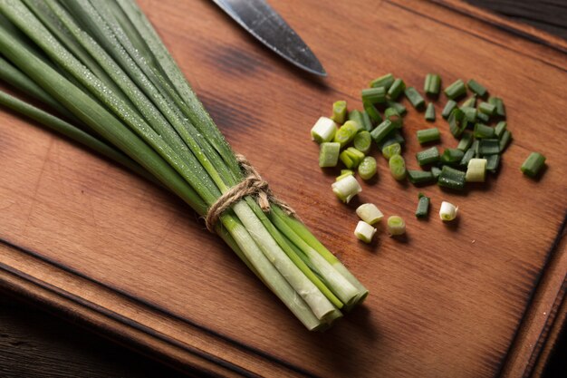 Nutrizione dietetica. Preparazione di insalata con cipolla verde.