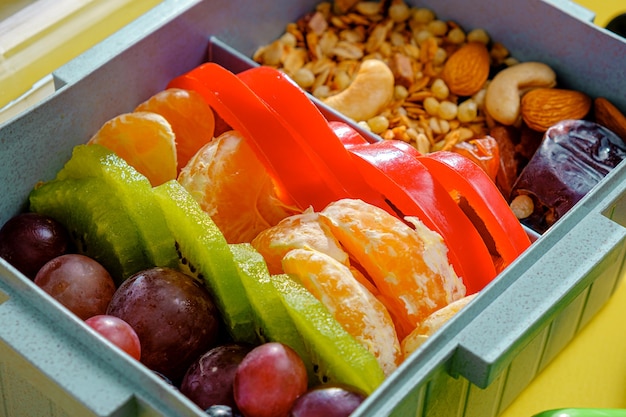 Nutrizione sportiva equilibrata in un lunchbox.