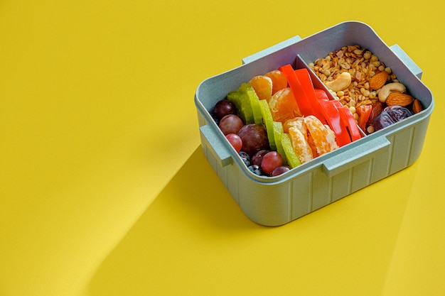 Nutrizione sportiva equilibrata in un lunchbox.