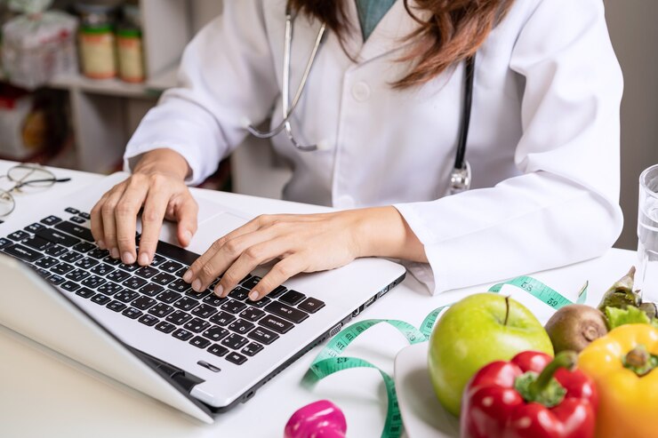 Nutrizionista che dà consultazione al paziente con frutta e verdura sana