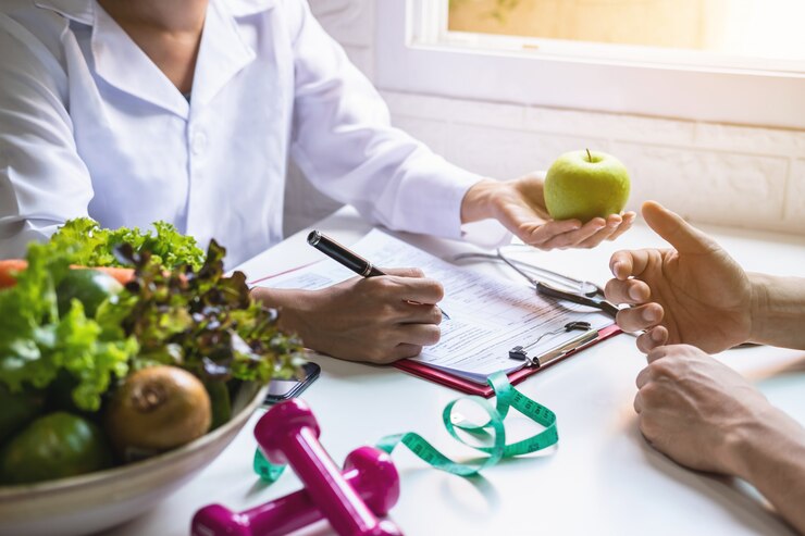 Nutrizionista che offre consulenza ai pazienti con frutta e verdura sana, giusta alimentazione e dieta