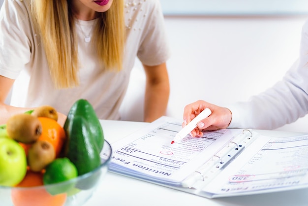 Nutrizionista con paziente femminile