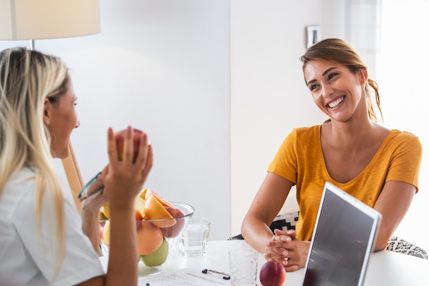 Nutrizionista femminile che consulta il paziente